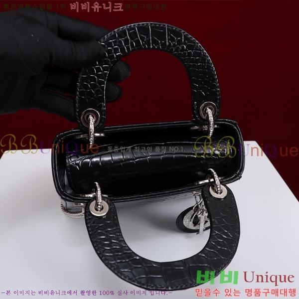 # ̵ ̴ M050566-114