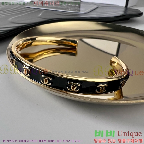   CH8877422-1